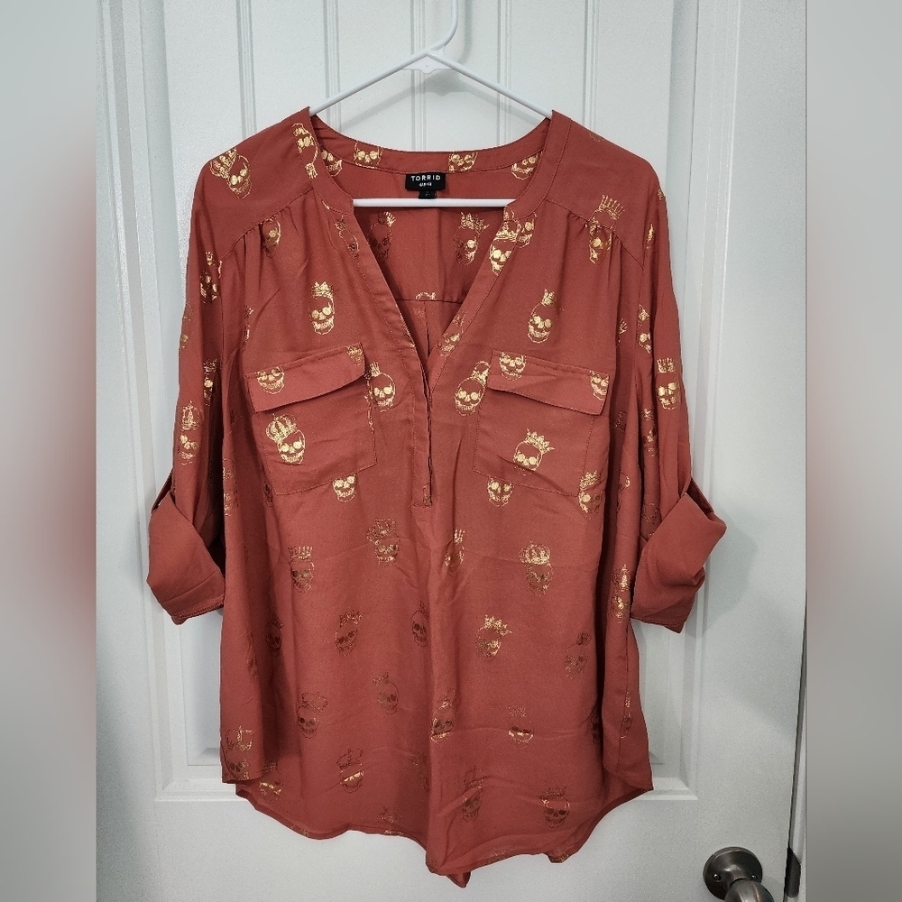 TORRID Rust Harper Pullover Georgette Blouse Gold Foil Skulls, Plus Size 1 - Picture 6 of 11